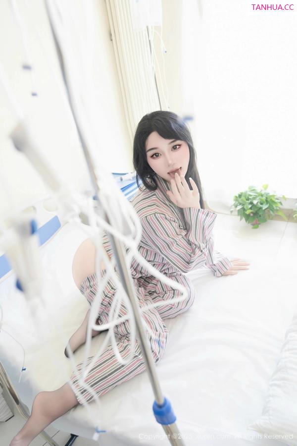   [XiuRen]高清写真图 2025.08.14 No.10648 汐汐爱吃草莓 舌吐莲花第18张图片
